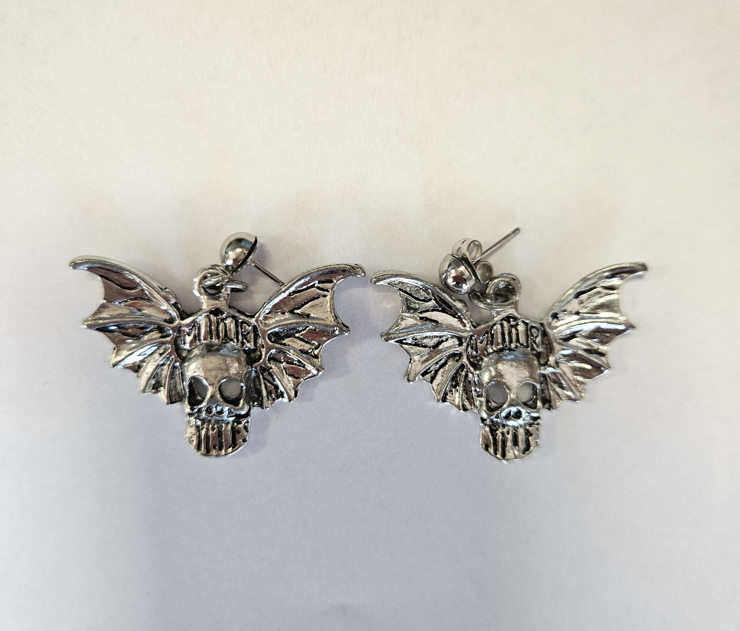 denev Fantasztikus denevéres-koponyás fülbevaló.